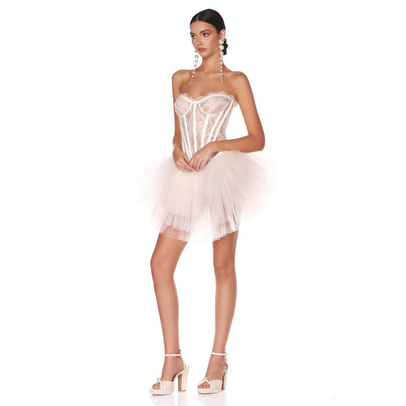 Hálós ruha váll nélküli aszimmetrikus szoknyával, egyszínű mintázat, 90–95% elasztán, kollázs/varrás