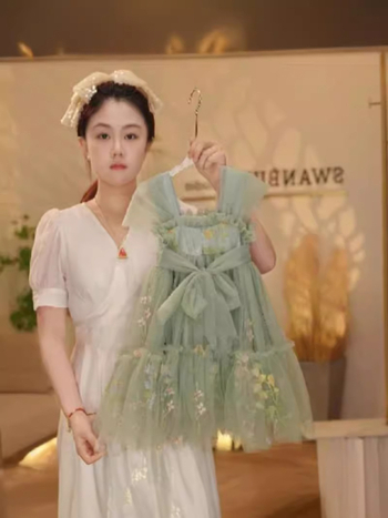 Детска рокля принцеса с флорална бродерия, 100% полиестер, флорални мотиви, лято 2024