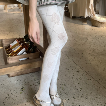 Gyémántmintás harisnya, lábujjbarát kialakítás, fenékemelő és formázó hatás, közepes vastagság