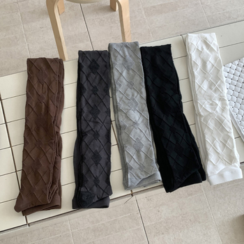 Gyémántmintás harisnya, lábujjbarát kialakítás, fenékemelő és formázó hatás, közepes vastagság