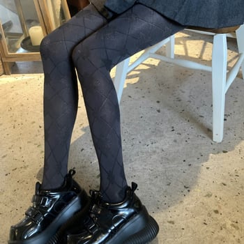 Gyémántmintás harisnya, lábujjbarát kialakítás, fenékemelő és formázó hatás, közepes vastagság