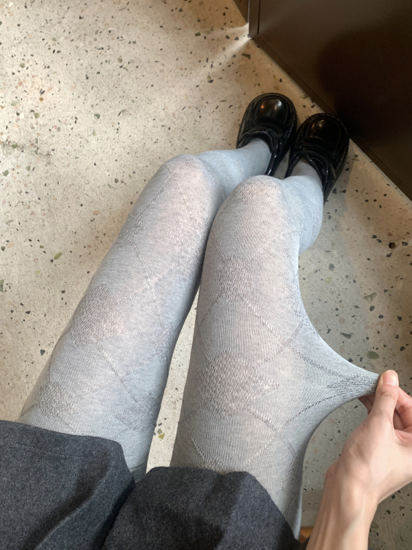 Gyémántmintás harisnya, lábujjbarát kialakítás, fenékemelő és formázó hatás, közepes vastagság