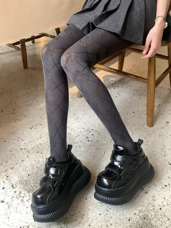 Gyémántmintás harisnya, lábujjbarát kialakítás, fenékemelő és formázó hatás, közepes vastagság