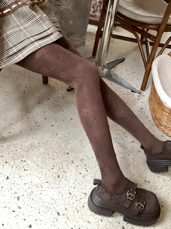 Gyémántmintás harisnya, lábujjbarát kialakítás, fenékemelő és formázó hatás, közepes vastagság