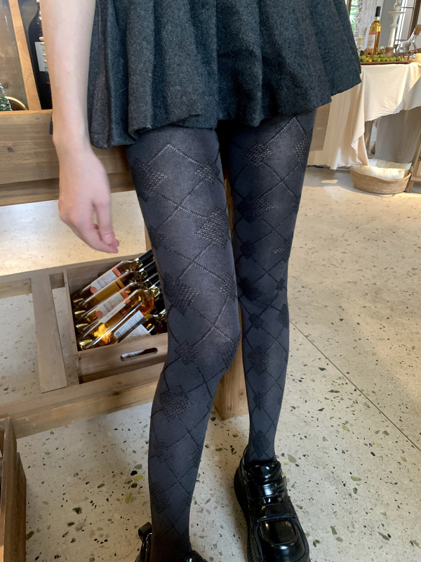 Gyémántmintás harisnya, lábujjbarát kialakítás, fenékemelő és formázó hatás, közepes vastagság