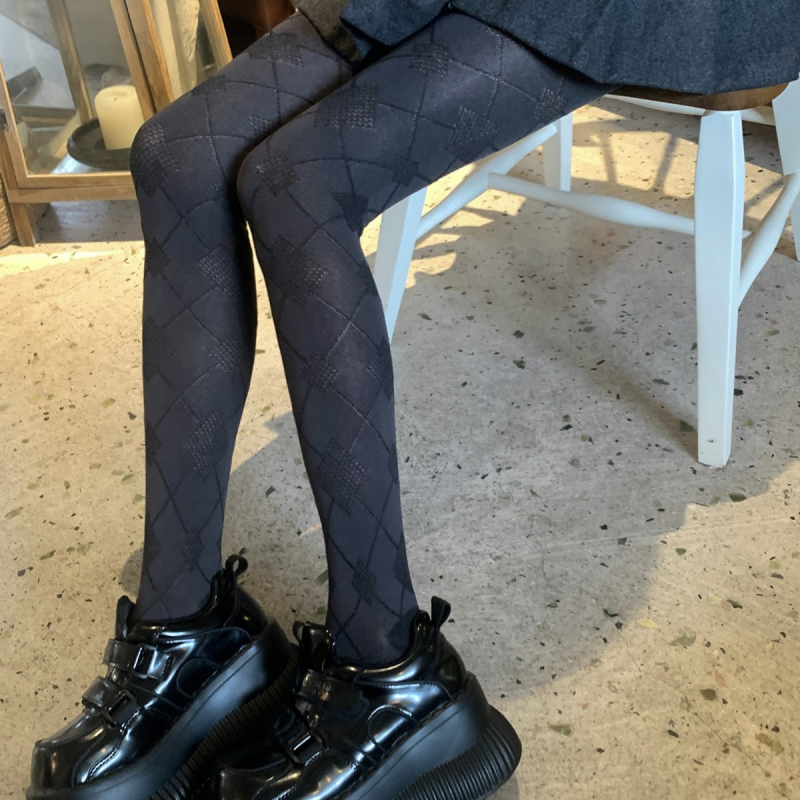 Gyémántmintás harisnya, lábujjbarát kialakítás, fenékemelő és formázó hatás, közepes vastagság