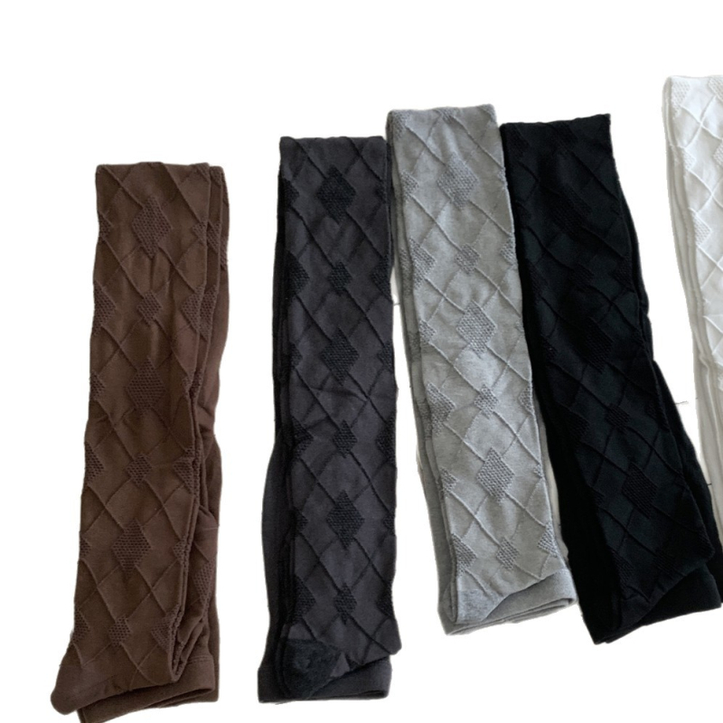 Gyémántmintás harisnya, lábujjbarát kialakítás, fenékemelő és formázó hatás, közepes vastagság