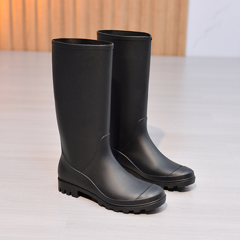 Ženske PVC kišne čizme; visok dio čizme; prugasti uzorak; niski pet 1–3 cm; pogodne za proljeće i jesen
