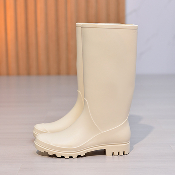 Ženske PVC kišne čizme; visok dio čizme; prugasti uzorak; niski pet 1–3 cm; pogodne za proljeće i jesen