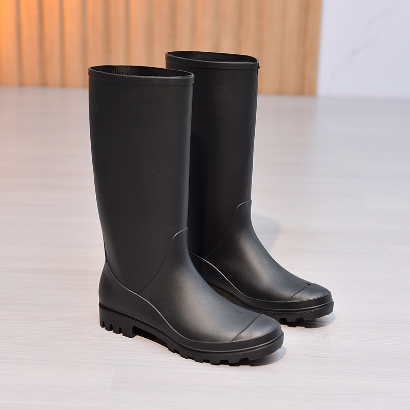 Ženske PVC kišne čizme; visok dio čizme; prugasti uzorak; niski pet 1–3 cm; pogodne za proljeće i jesen