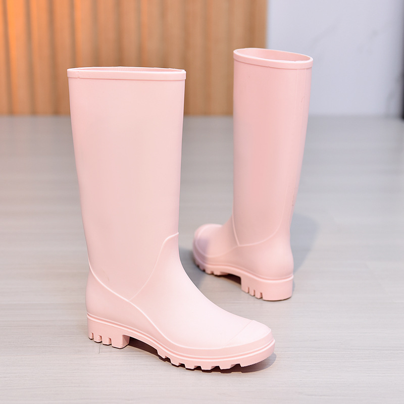 Ženske PVC kišne čizme; visok dio čizme; prugasti uzorak; niski pet 1–3 cm; pogodne za proljeće i jesen