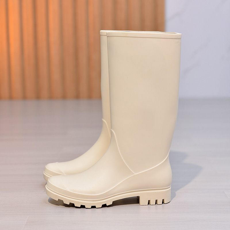 Ženske PVC kišne čizme; visok dio čizme; prugasti uzorak; niski pet 1–3 cm; pogodne za proljeće i jesen