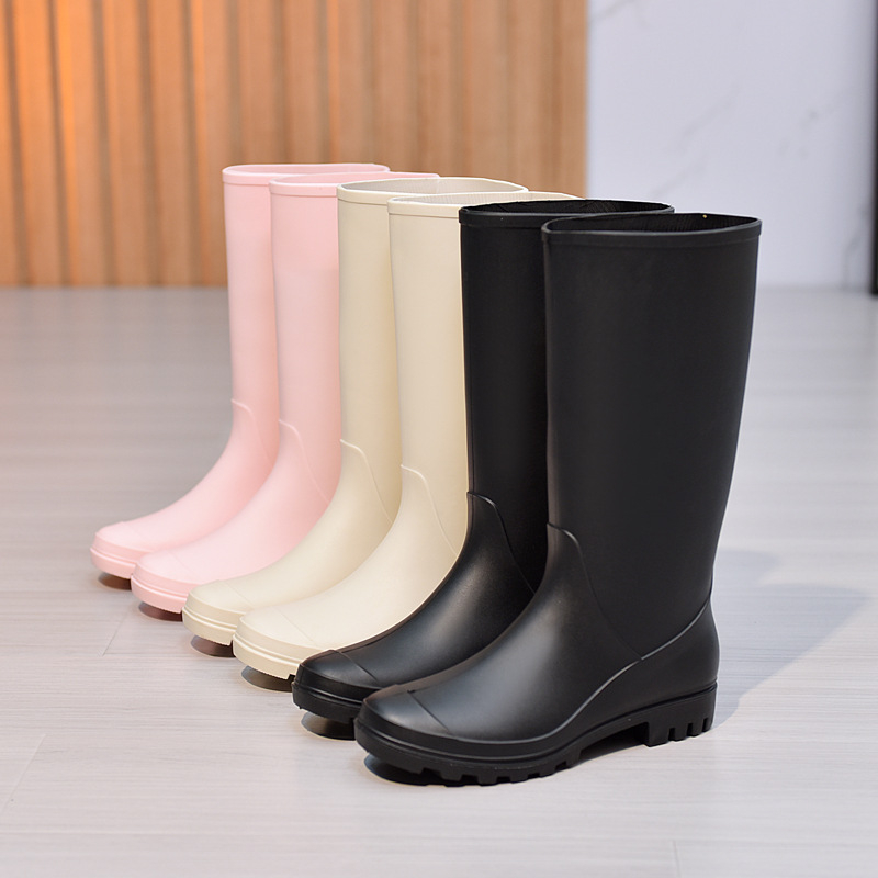 Ženske PVC kišne čizme; visok dio čizme; prugasti uzorak; niski pet 1–3 cm; pogodne za proljeće i jesen