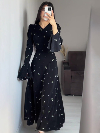 Ruha: Hosszú, szabálytalan szabás, virágmintás, V-nyakú, középső derekú