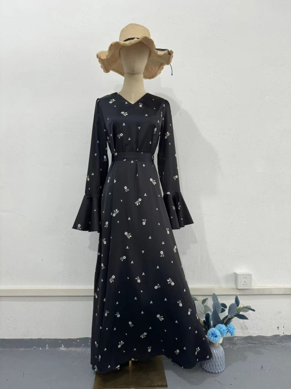 Ruha: Hosszú, szabálytalan szabás, virágmintás, V-nyakú, középső derekú