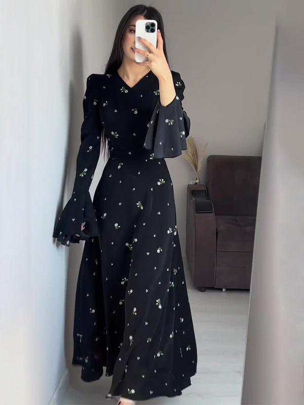 Ruha: Hosszú, szabálytalan szabás, virágmintás, V-nyakú, középső derekú