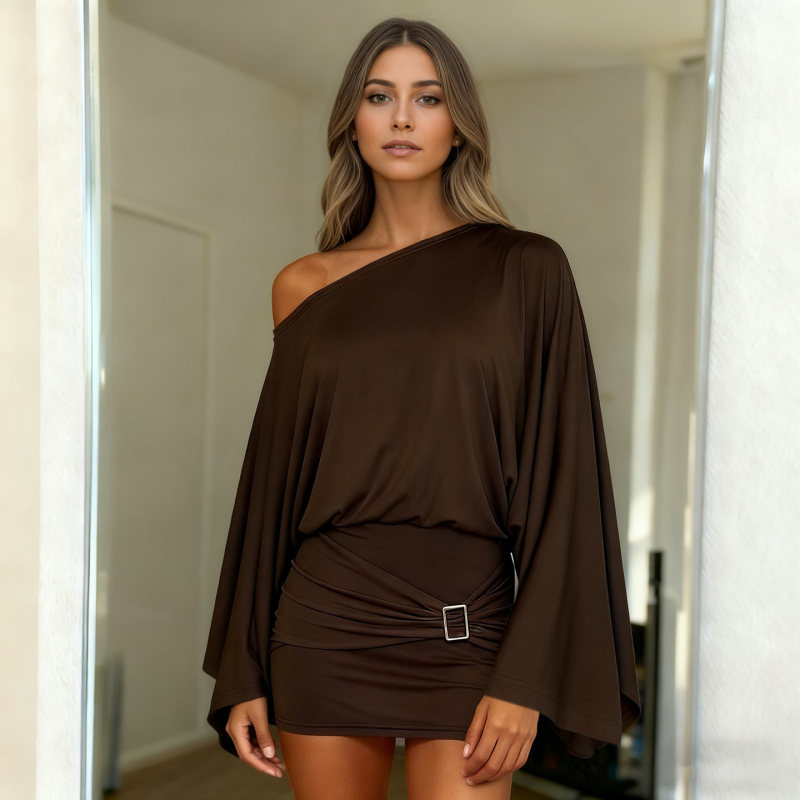 Ruha klasszikus európai stílusban ferde gallérrel, bő ujjak, tej selyem anyagból, egyszínű, csípő-sziluett