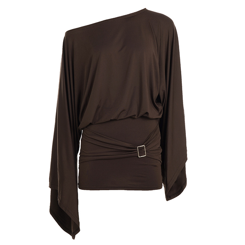 Ruha klasszikus európai stílusban ferde gallérrel, bő ujjak, tej selyem anyagból, egyszínű, csípő-sziluett