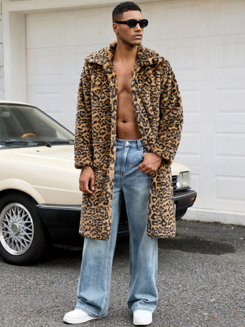Ανδρικό παλτό συνθετικής γούνας με λεοπάρ print, πέτο, μακρύ μήκος, φαρδιά γραμμή