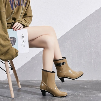 Női PVC esőcsizmák, PVC felső rész, középső cső magasságú, 6–8 cm magas sarkú, normál vastagság