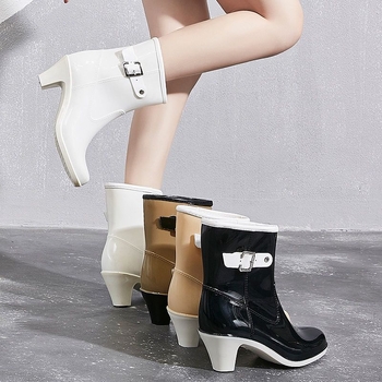 Női PVC esőcsizmák, PVC felső rész, középső cső magasságú, 6–8 cm magas sarkú, normál vastagság