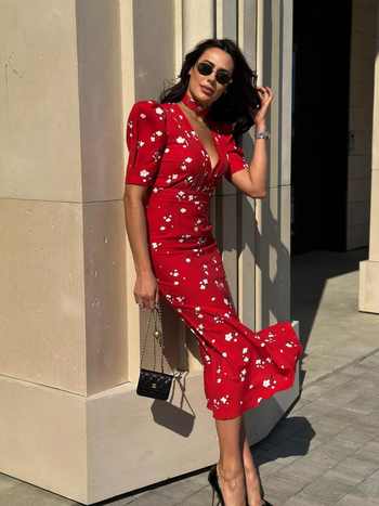 Рокля от полиестер с V-образно деколте, къси ръкави и дълга А-линейна кройка