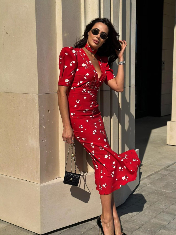 Рокля от полиестер с V-образно деколте, къси ръкави и дълга А-линейна кройка