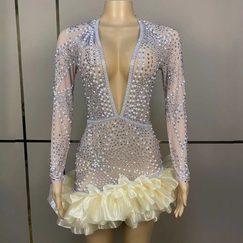 Haljina od spandexa s rhinestones, perlama i resama, okrugli izrez, dugi rukavi, kratka suknja, uski kroj u bokovima