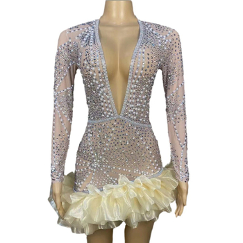 Haljina od spandexa s rhinestones, perlama i resama, okrugli izrez, dugi rukavi, kratka suknja, uski kroj u bokovima
