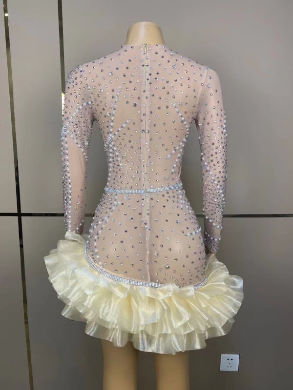 Haljina od spandexa s rhinestones, perlama i resama, okrugli izrez, dugi rukavi, kratka suknja, uski kroj u bokovima