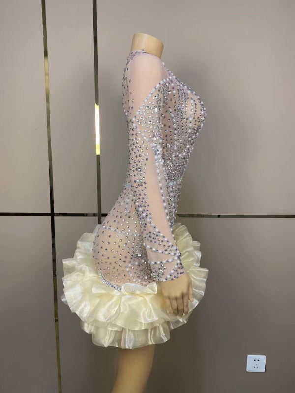 Haljina od spandexa s rhinestones, perlama i resama, okrugli izrez, dugi rukavi, kratka suknja, uski kroj u bokovima