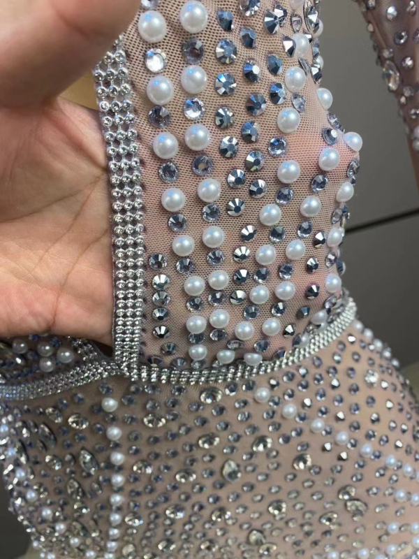 Haljina od spandexa s rhinestones, perlama i resama, okrugli izrez, dugi rukavi, kratka suknja, uski kroj u bokovima