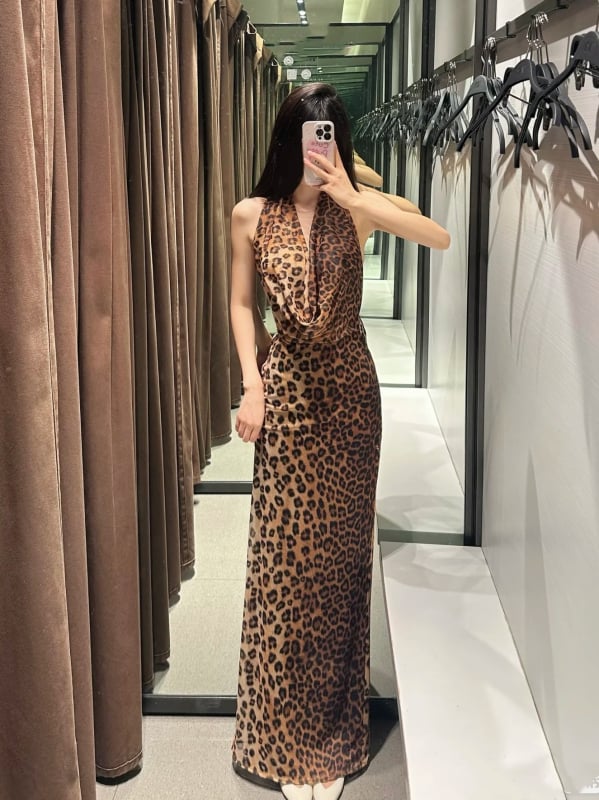 Haljina od mrežastog materijala s leopardim uzorkom, halterneck izrez, duga A-linija silueta, poliester