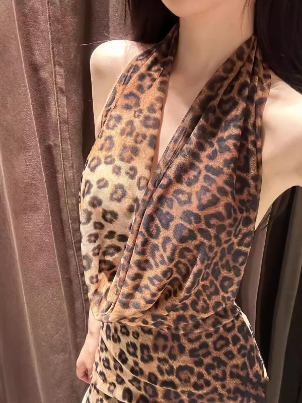 Haljina od mrežastog materijala s leopardim uzorkom, halterneck izrez, duga A-linija silueta, poliester