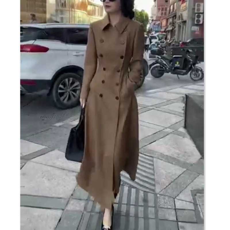 Дълго тренч палто от полиестер, ревери, двуредно копчане, тясна кройка, дължина 80–100 см