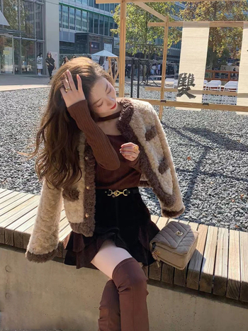 Дамско късо палто с изкуствена агнешка козина и quilted дизайн, свободен силует, кръгло деколте, еднобортно закопчаване, дебело зимно палто от полиестер