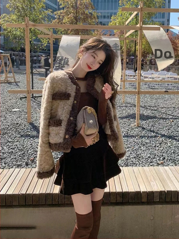 Дамско късо палто с изкуствена агнешка козина и quilted дизайн, свободен силует, кръгло деколте, еднобортно закопчаване, дебело зимно палто от полиестер