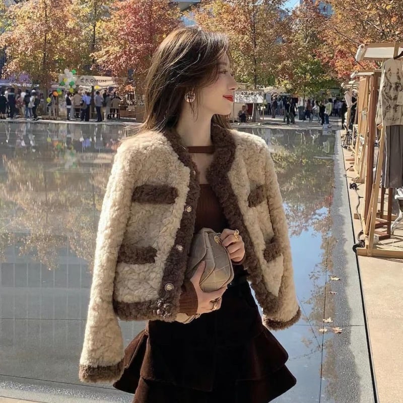 Дамско късо палто с изкуствена агнешка козина и quilted дизайн, свободен силует, кръгло деколте, еднобортно закопчаване, дебело зимно палто от полиестер