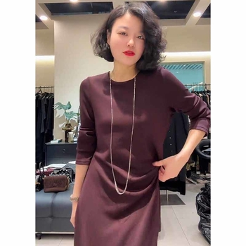 Rochie lungă în linie A, cu guler rotund și mâneci lungi; poliester 70–80% din materialul principal