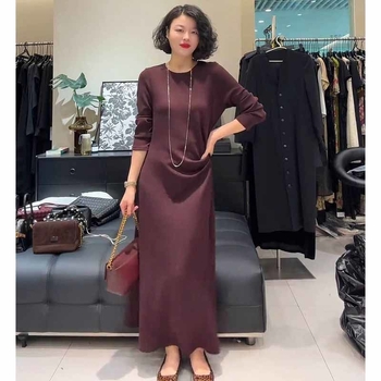 Rochie lungă în linie A, cu guler rotund și mâneci lungi; poliester 70–80% din materialul principal