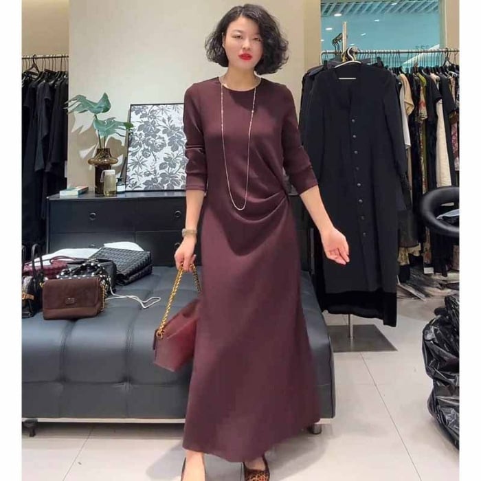 Rochie lungă în linie A, cu guler rotund și mâneci lungi; poliester 70–80% din materialul principal