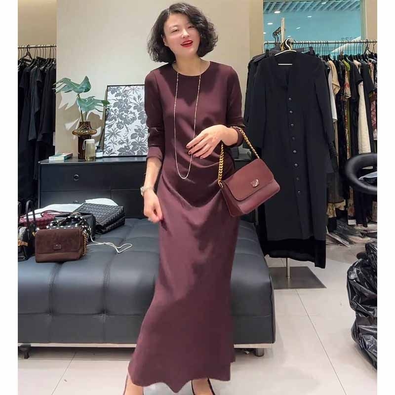 Rochie lungă în linie A, cu guler rotund și mâneci lungi; poliester 70–80% din materialul principal