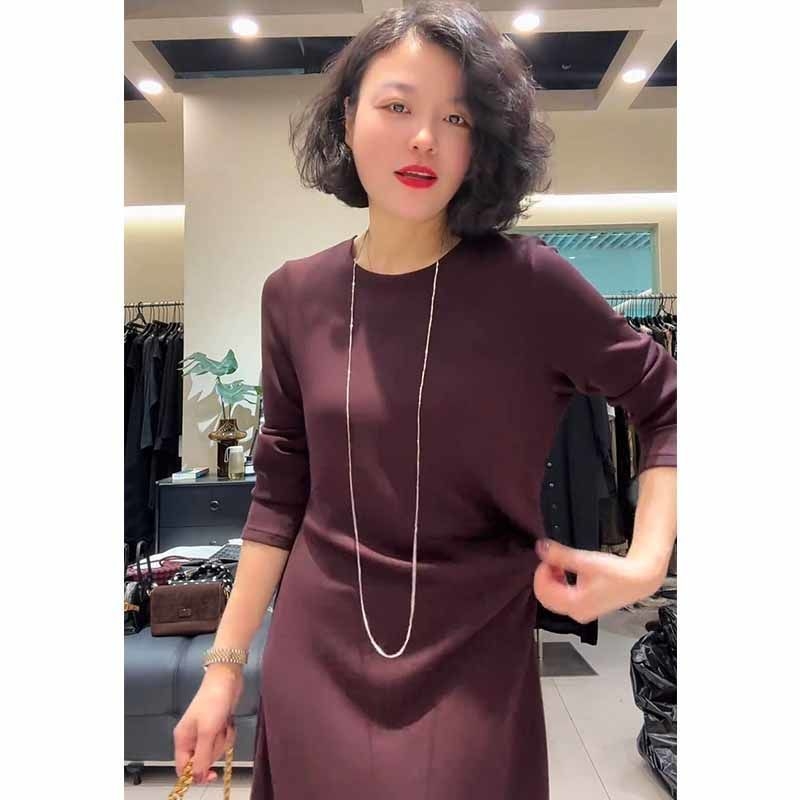 Rochie lungă în linie A, cu guler rotund și mâneci lungi; poliester 70–80% din materialul principal