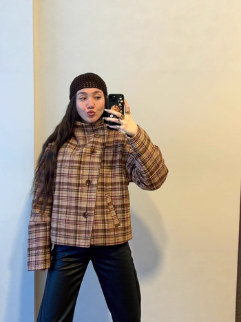 Палто от полиестер със стояща яка, каре шарка, дебел материал и ретро стил