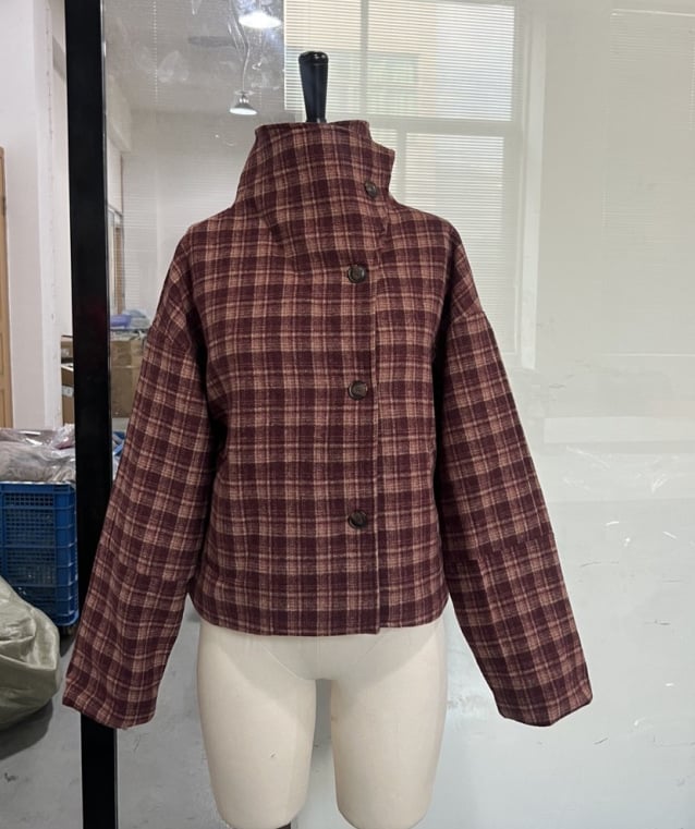 Палто от полиестер със стояща яка, каре шарка, дебел материал и ретро стил