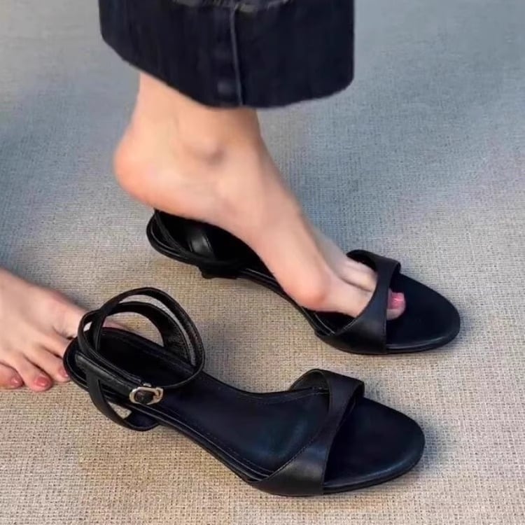 Sandale cu o curea, piele de oaie pe partea superioară și căptușeală, talpă din cauciuc, vârf rotund, toc plat, vara 2025