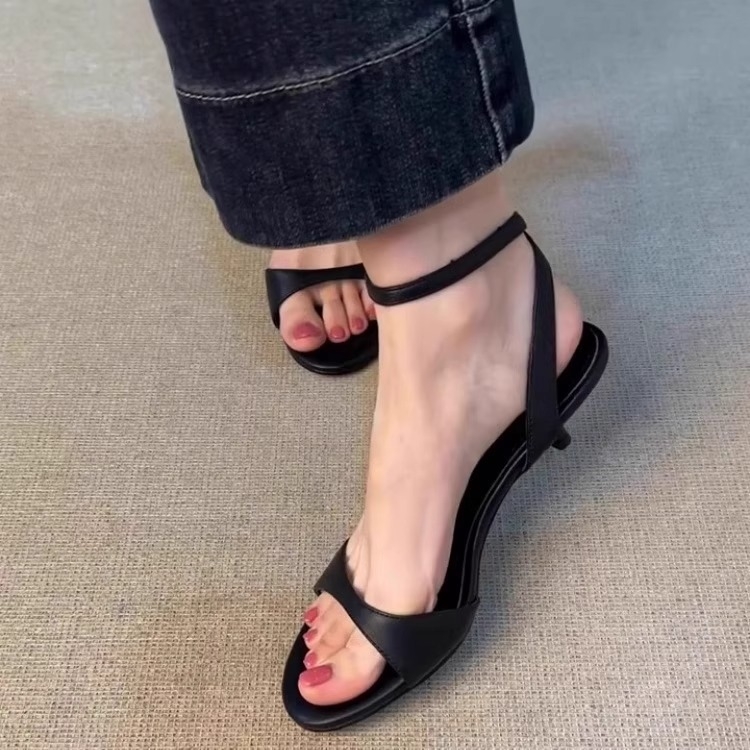 Sandale cu o curea, piele de oaie pe partea superioară și căptușeală, talpă din cauciuc, vârf rotund, toc plat, vara 2025