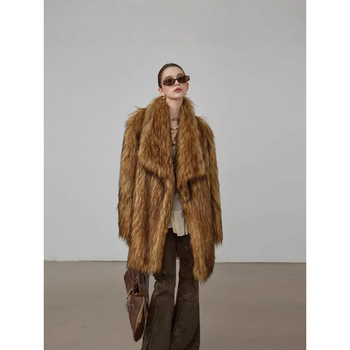 Палто от изкуствена козина с неотстранима яка, средна дължина (65–80 см), дълги ръкави