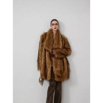 Палто от изкуствена козина с неотстранима яка, средна дължина (65–80 см), дълги ръкави