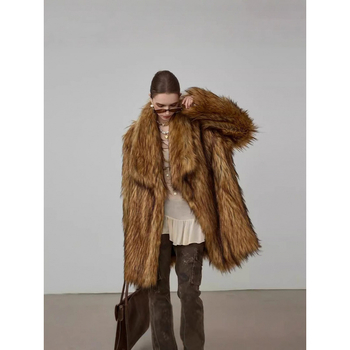 Палто от изкуствена козина с неотстранима яка, средна дължина (65–80 см), дълги ръкави